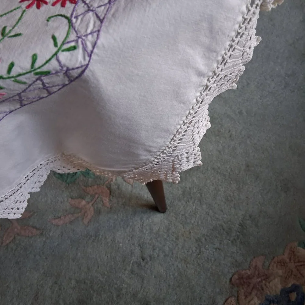 🌸 Vintage Floral Embroidered Tablecloth • Crochet Lace Edge • 54x58 Multicolor